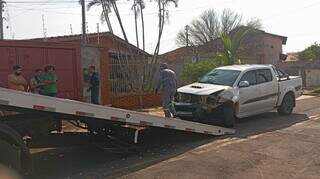 Caminhonete invade contram&atilde;o e destr&oacute;i carro e muro