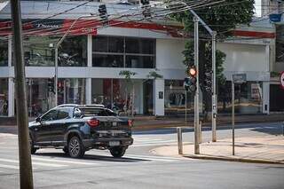 Fiat Toro &#34;furando&#34; o semáforo vermelho no cruzamento da Avenida Afonso Pena com Rui Barbosa (Foto: Henrique Kawaminami)