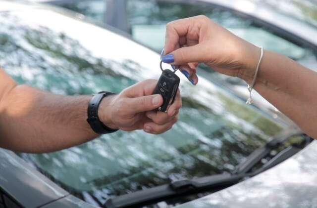 Vender carro sem avisar o Detran pode gerar de multa a suspens&atilde;o de CNH