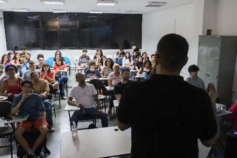 A duas semanas do Enem, aul&atilde;o ajuda jovens a preparar emocional 