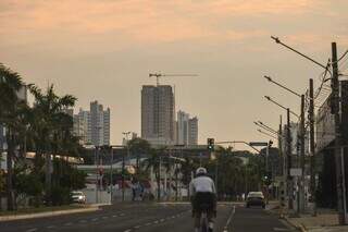 Amanhecer com céu aberto em Campo Grande, região central (Foto: Henrique Kawaminami)