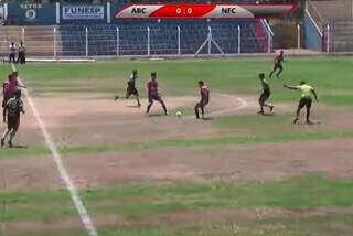 Disputa de bola no meio-campo entre União ABC, de vermelho, e Náutico, de verde (Foto: Esporte MS/Reprodução)