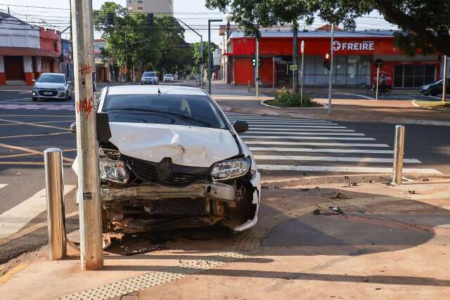 Condutor fura sinal e ap&oacute;s colis&atilde;o, carro para em cal&ccedil;ada na Avenida Afonso Pena