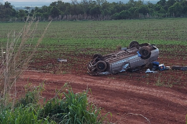 Mulher morre ao ser arremessada para fora de ve&iacute;culo em capotagem