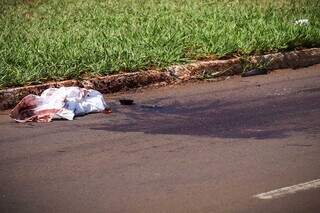 Motociclista morre ap&oacute;s bater em carreta parada na Avenida Guaicurus