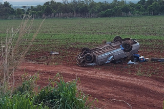 Mulher morre ao ser arremessada para fora de ve&iacute;culo em capotagem