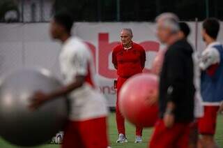 Técnico Tite, ao fundo, observa treino físico no Flamengo (Foto: Paula Reis/CRF)