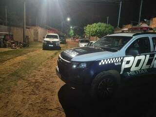 Polícia Militar e perícia na rua da casa onde ocorreu o crime (Foto: Direto das Ruas)