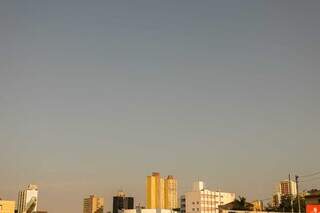 Céu aberto nesta manhã em Campo Grande (Foto: Henrique Kawaminami)