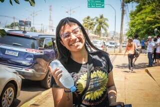 Ana Helen levou duas garrafas de água gelada para enfrentar dia de calor (Foto: Henrique Kawaminami)