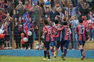 Jogadores do União ABC celebram gol com a torcida (Foto: @eduardofotoms)
