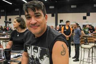 Luiz ostentou camiseta e tatuagem em homenagem a Legião Urbana. (Foto: Juliano Almeida)
