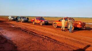 Polícia Militar e bombeiros em área onde vigilante sumiu (Foto: Rio Brilhante em Tempo Real)