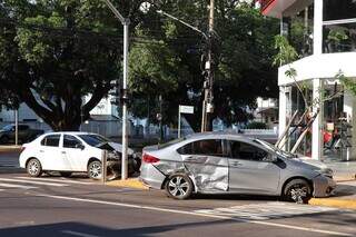 Condutor fura sinal e ap&oacute;s colis&atilde;o, carro para em cal&ccedil;ada na Avenida Afonso Pena