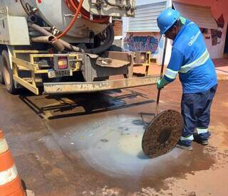 Funcionário realizando a limpeza da rede de esgoto no Parque do Lageado (Foto: Divulgação)