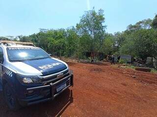 Policiais militares em acampamento sem-terra, durante ação para localizar atirador (Foto: Divulgação)