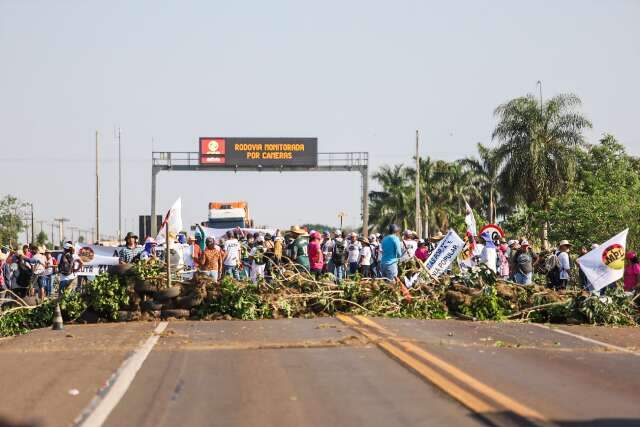 Acampados bloqueiam BR-163 e reivindicam assentamento e moderniza&ccedil;&atilde;o do Incra