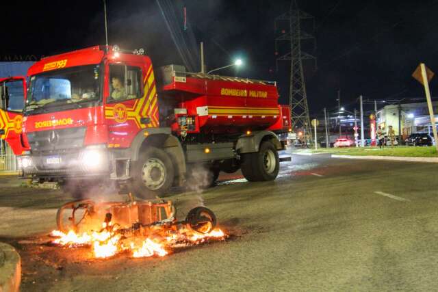 Ap&oacute;s acidente, moto pega fogo e causa susto no Bairro Tiradentes