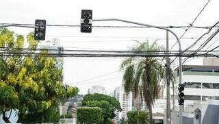 Devido à oscilação de energia, o semáforo do cruzamento entre as ruas da Paz e Goiás foi desligado (Foto: Alex Machado)