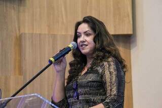 Sandra Amarilha, diretora técnica do Sebrae-MS, durante discurso de abertura. (Foto: Juliano Almeida)