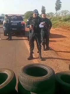 Policiais militares acompanharam bloqueio em Naviraí (Foto: Divulgação/MPL)