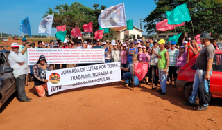 Manifestantes na MS-141 em Naviraí (Foto: José Luiz Bressa)