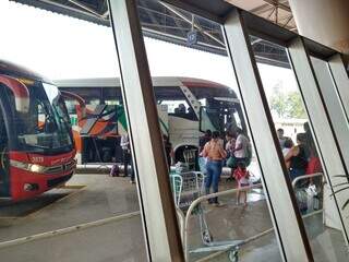 Ônibus de viagem na rodoviária de Campo Grande (Foto: Paulo Francis)