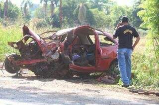 Acidente entre carro e &aacute;rvore matou tr&ecirc;s e deixou crian&ccedil;a em estado grave