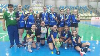 Equipe de vôlei feminino de Maracaju com as medalhas na Arena Maracaju (Foto: Divulgação/FVMS)