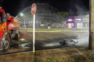 Veículo ficou totalmente destruído. (Foto: Juliano Almeida)