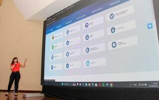 Kátia Simões, gerente da AZ Informática, apresenta a nova interface do sistema. (Foto: Juliano Almeida)