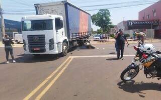 Cruzamento onde motociclista morreu ao bater em caminhão que cruzou preferencial (Foto: Adilson Domingos)