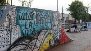 Grafites nas rampas e paredes são cenários &#39;comuns&#39; em pistas de skate (Foto: Alex Machado) 