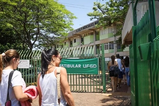 Estudantes chegam a Escola Estadual Hércules Maymone para a realização das provas. (Foto: Henrique Kawaminami)