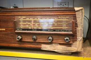 Rádio antigo funciona e é um dos detalhes da decoração. (Foto: Marcos Maluf)