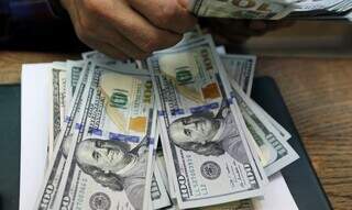 Cédulas de dólar em mesa (Foto: Reuters/Mohamed Abd El Ghany)
