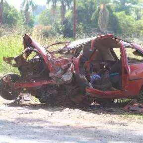 Acidente entre carro e &aacute;rvore matou tr&ecirc;s e deixou crian&ccedil;a em estado grave