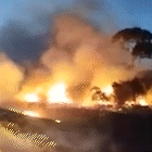 Carro pega fogo após colisão, ocupantes ficam feridos e uma pessoa morre