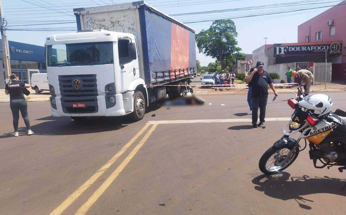Caminhão cruza preferencial e mata motociclista em avenida