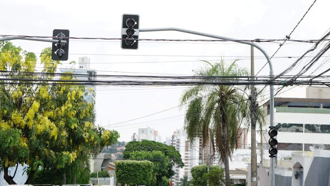 Durante oscilação de energia em bairro, semáforo em cruzamento sofre 