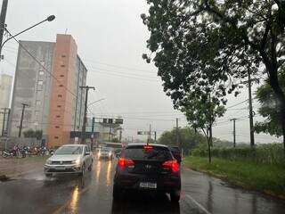 Chuva desta terça-feira na Avenida Joaquim Teixeira Alves, em Dourados (Foto: Helio de Freitas)