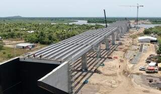 Cerca de 8 vigas de concreto, com 30 toneladas foram colocadas na ponte do lado Paraguaio (Foto: Toninho Ruiz)