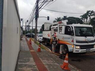Equipe da Energisa durante reparo entre a Rua da Paz e Goiás (Foto: Danielly Escher)