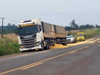 Pneu de carreta bitrem estoura e derrama carga de soja na BR-163