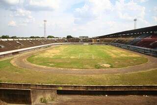 Estádio Morenão, hoje abandonado não recebe jogos profissionais há pelo menos um ano (Foto: Paulo Francis).