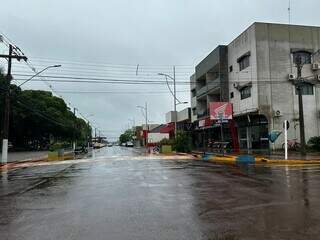 Asfalto molhado pela chuva desta terça-feira em Rio Brilhante (Foto: Diego Batistoti/RB Notícias)