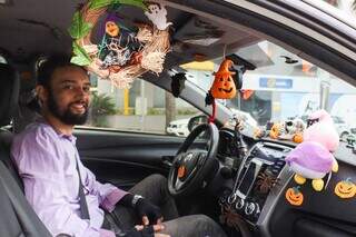 Motorista de aplicativo, Max Allan decorou carro para o Halloween. (Foto: Henrique Kawaminami)
