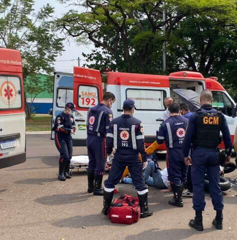 Carro invade a contram&atilde;o na Avenida Afonso Pena e atinge motociclista