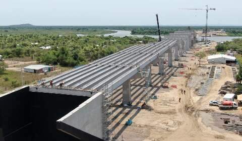 Com 40% da estrutura concluída, Ponte Bioceânica recebe vigas do lado paraguaio 