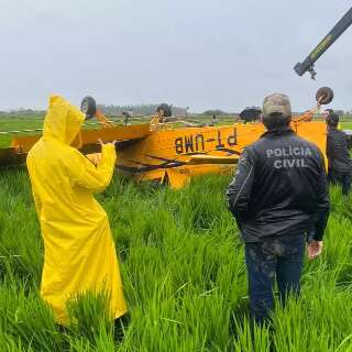 Avi&atilde;o agr&iacute;cola n&atilde;o conseguiu levantar voo e tombou em lavoura de arroz